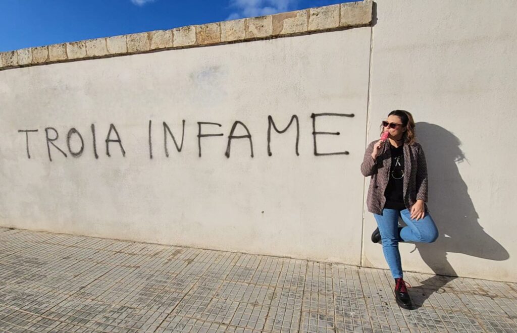 Tonia Infame - scritta su un muro di Sassari